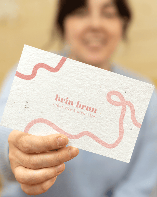 Carte-cadeau pour atelier ou coffret créatif, fait en papier recyclé à la main!