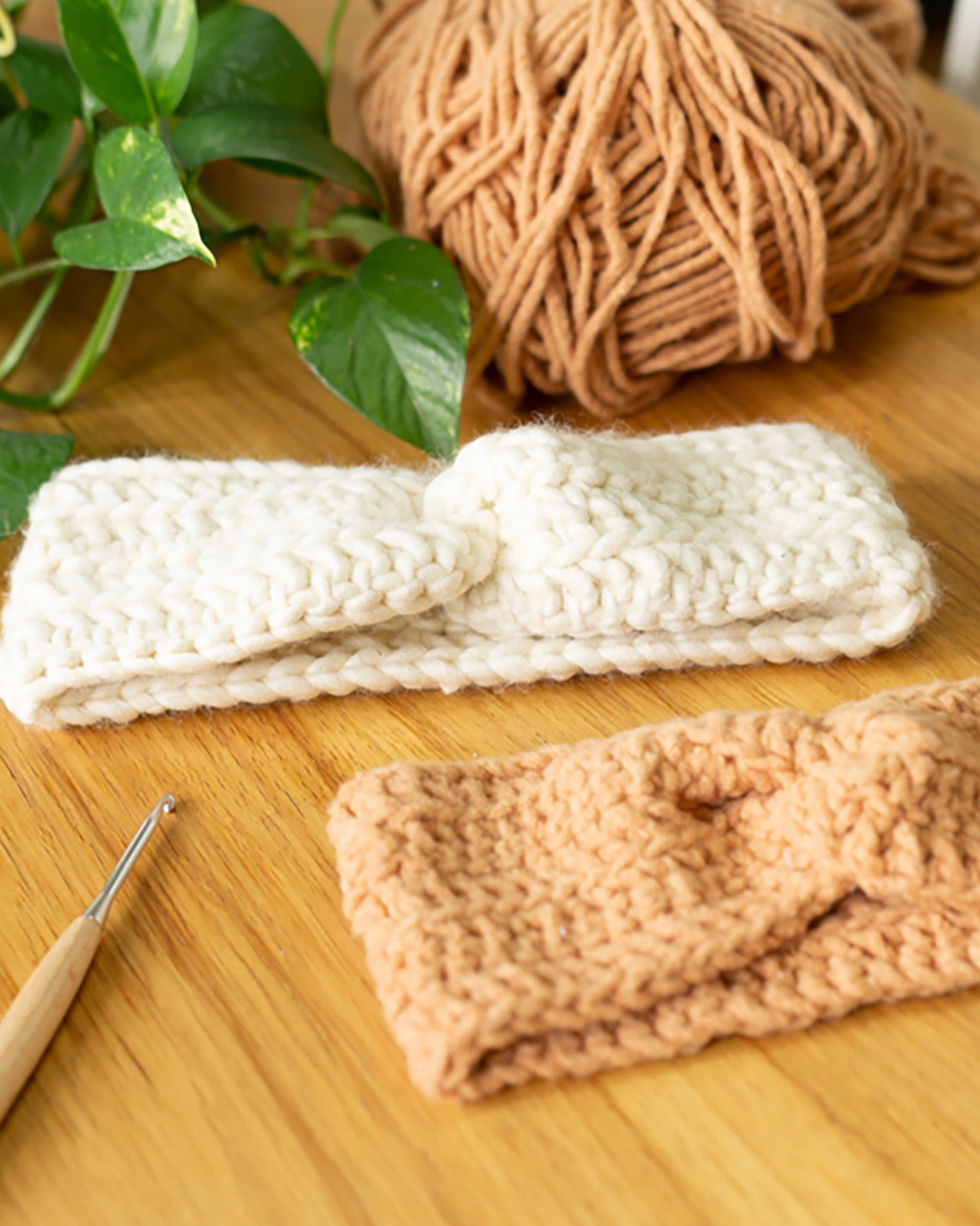 Introductory crochet workshop and making a personalized wool headband 5 hours.